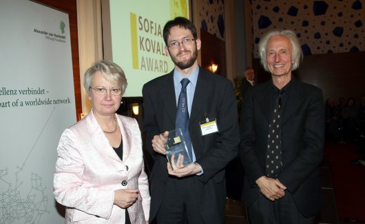 Dr Nathan MacDonald receiving his award from Dr Annette Schavan, the German Federal Minister of Education and Research and Prof. Dr Helmut Schwarz, President of the Humboldt Foundation.